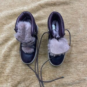 Uggs ankle boots 🥾 lace up, faux fur, non-slip, ladies size 6